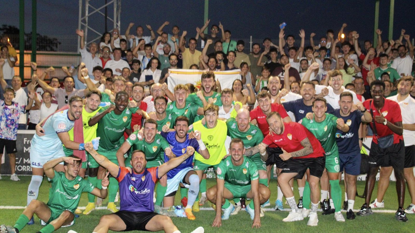 La plantilla marteña celebra con su afición su triunfo en Torredonjimeno.