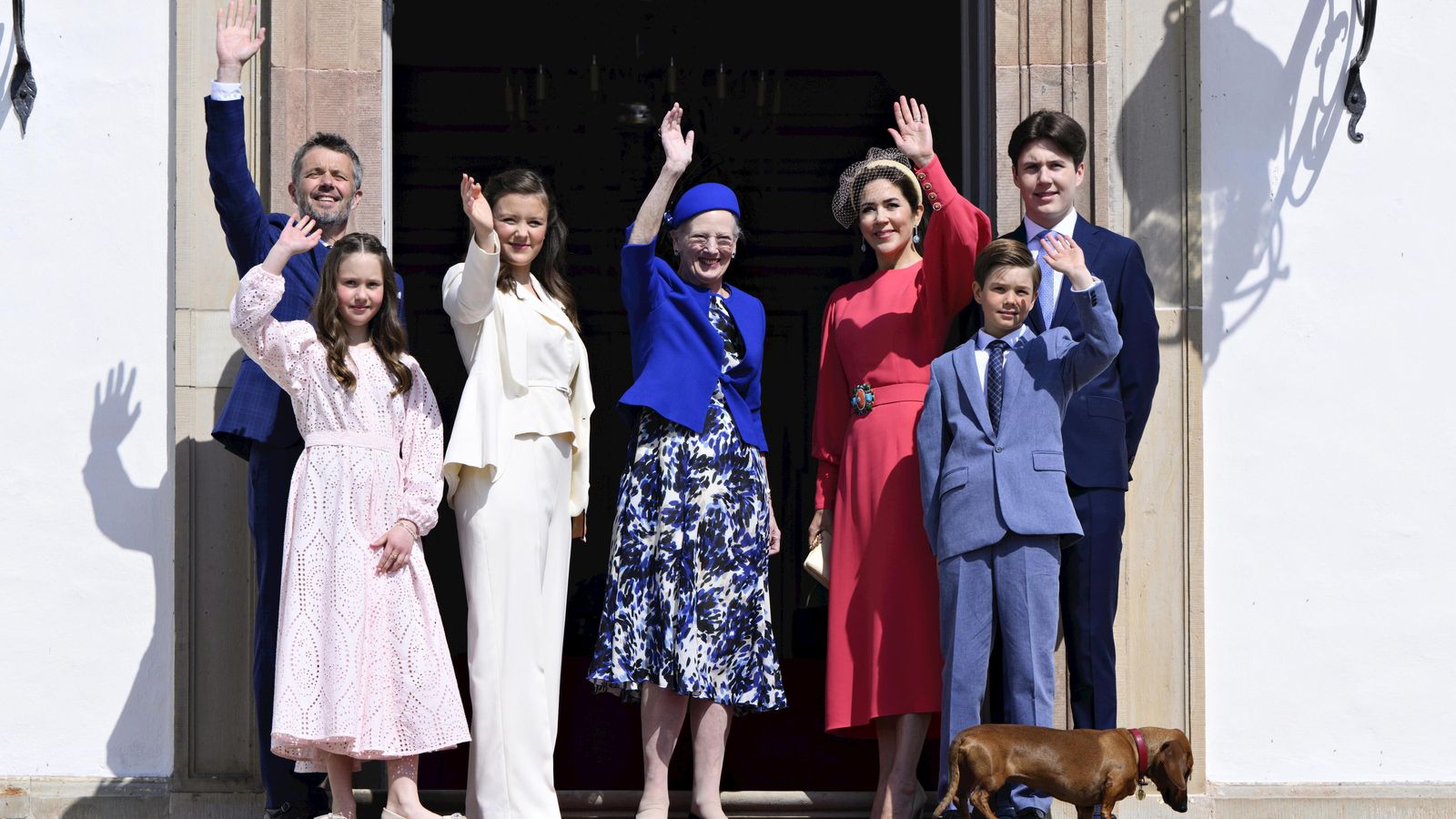 La familia real danesa saluda a la entrada de la iglesia donde se confirmó Isabel (tercera por la i.).