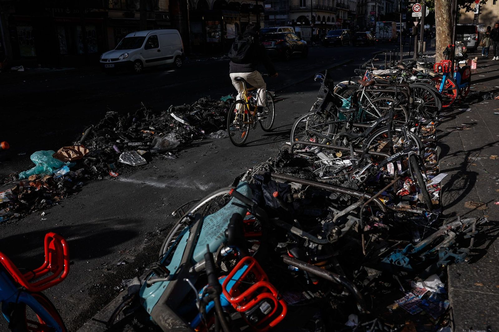 Las fotos del día después en Francia tras la ola de protestas y violencia