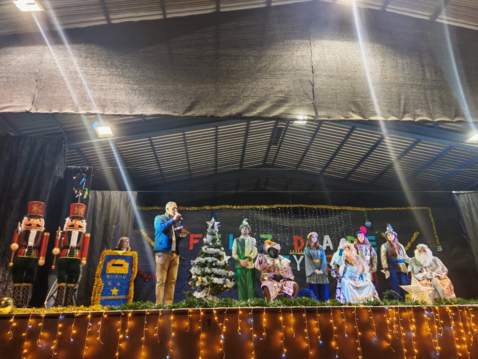 Magia y espectáculo se citan en la cabalgata más "diferente" de Olula del Río, en imágenes