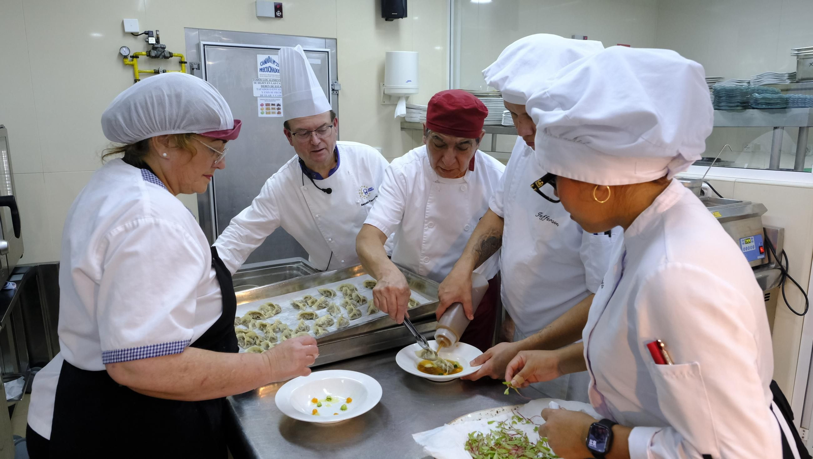Bajo la atenta mirada del chef Antonio Carmona, parte de su equipo prepara los saborosos platos de carne de toro.