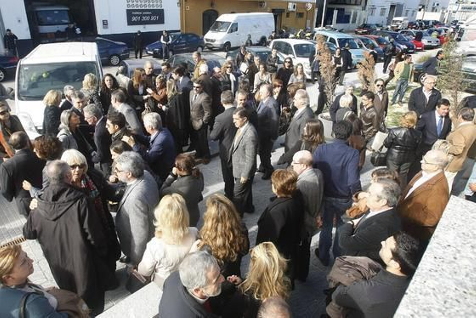 Cientos de personas acuden al funeral del concejal Evelio Ingunza.

Foto: Jose Braza
