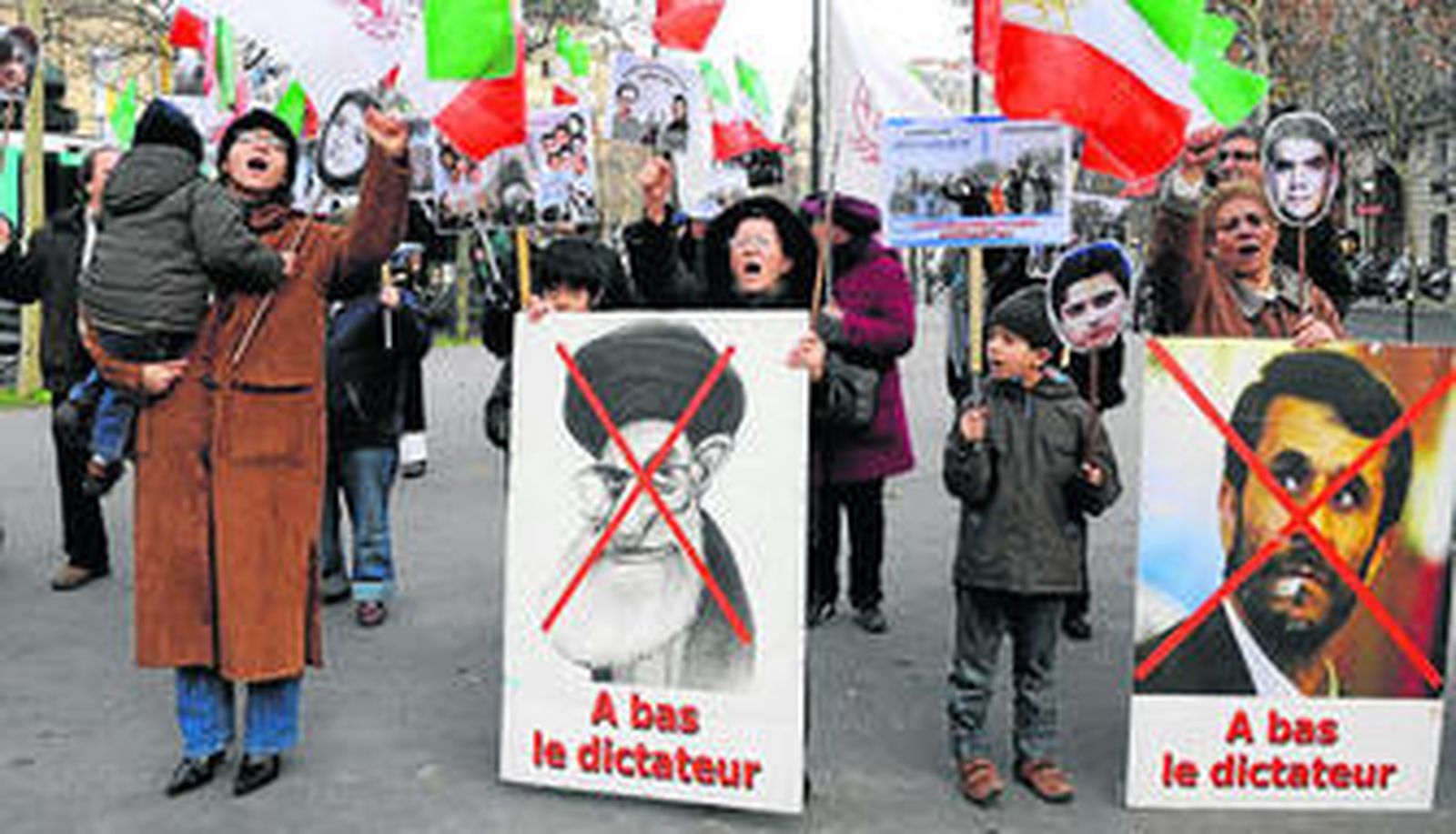 Seguidores de la oposición iraní participan en una manifestación en París.