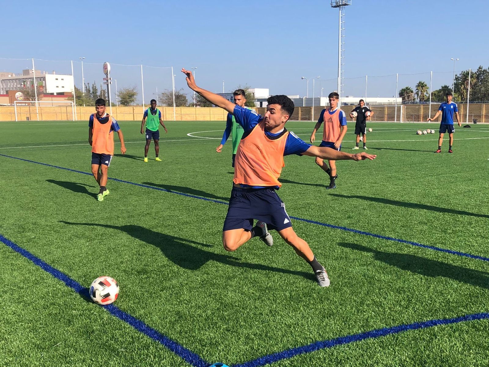 Rubén Serrano se lanza a por un balón en el entreno de hoy.