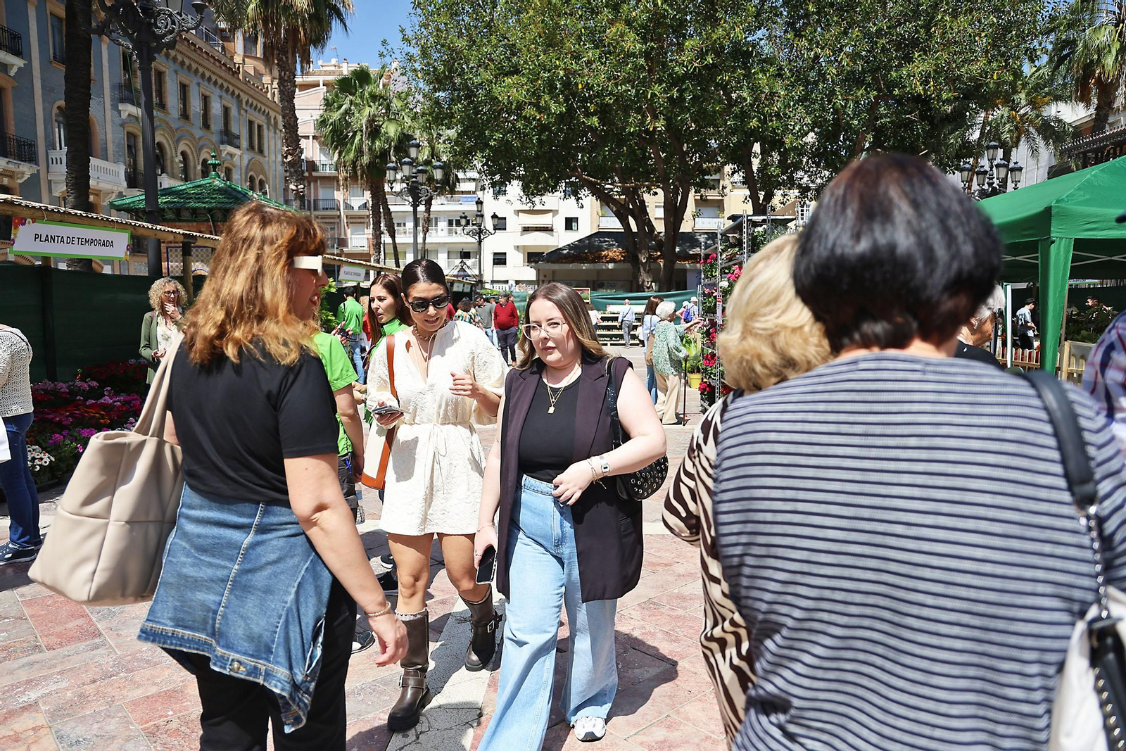 Imágenes del mercado floral ubicado en la Plaza de las Monjas de Huelva