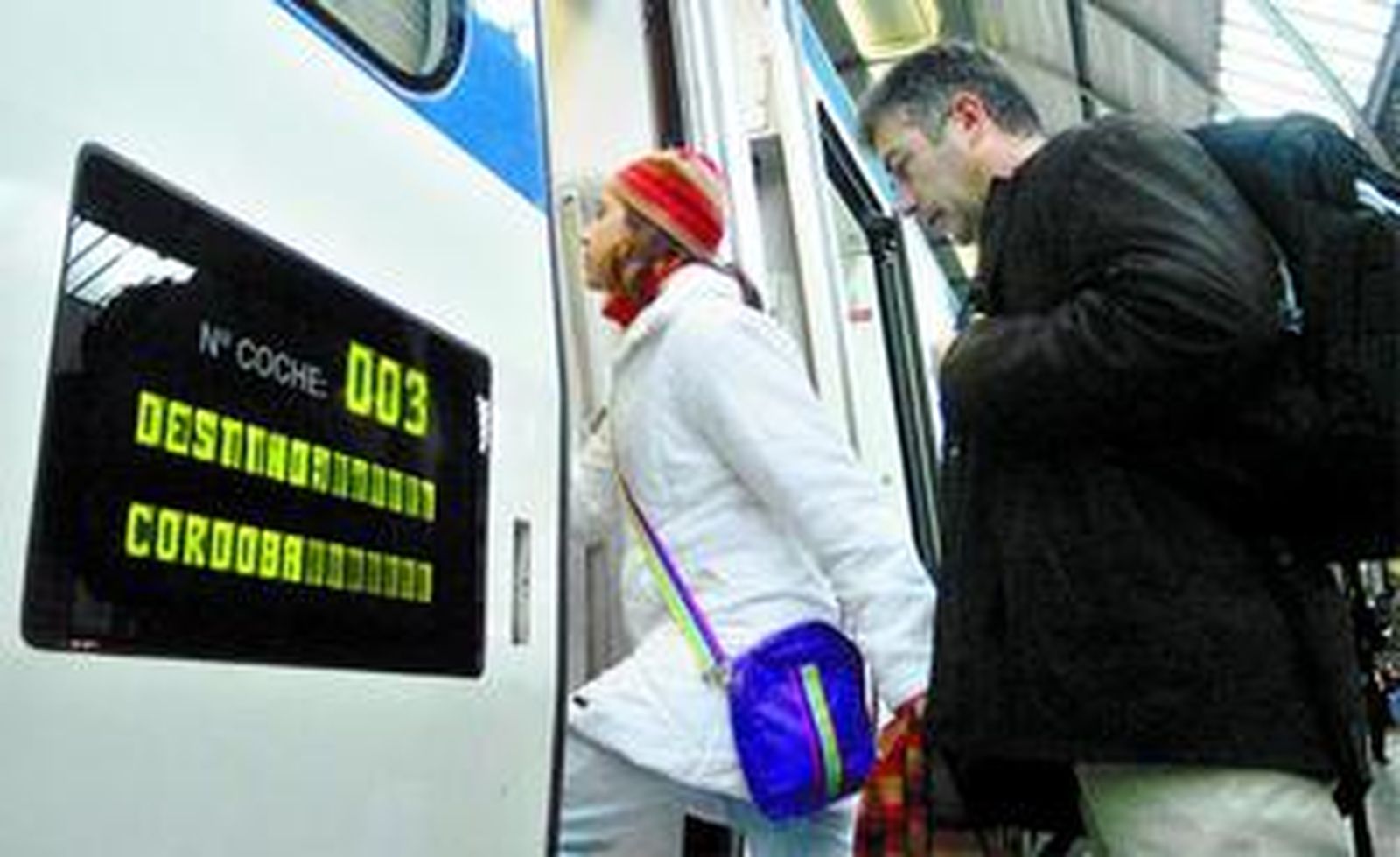 Dos pasajeros se suben en Sevilla a uno de los trenes lanzadera que se dirigen hacia la ciudad de Córdoba.