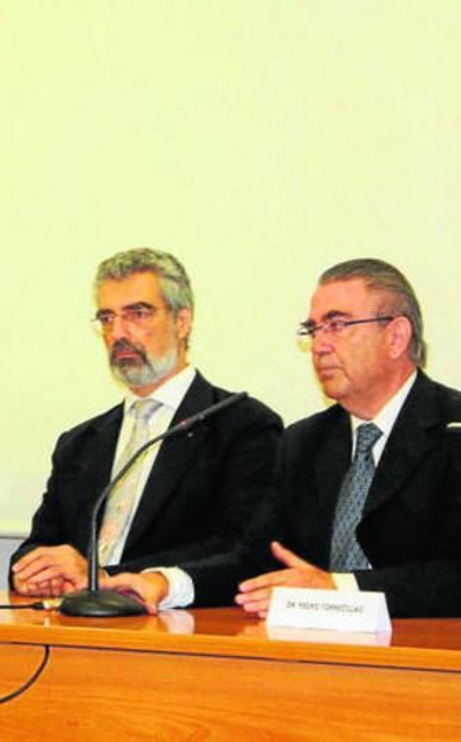 Los doctores Lugnani y Torrecillas, durante la presentación. Los doctores Lugnani y Torrecillas, durante la presentación.