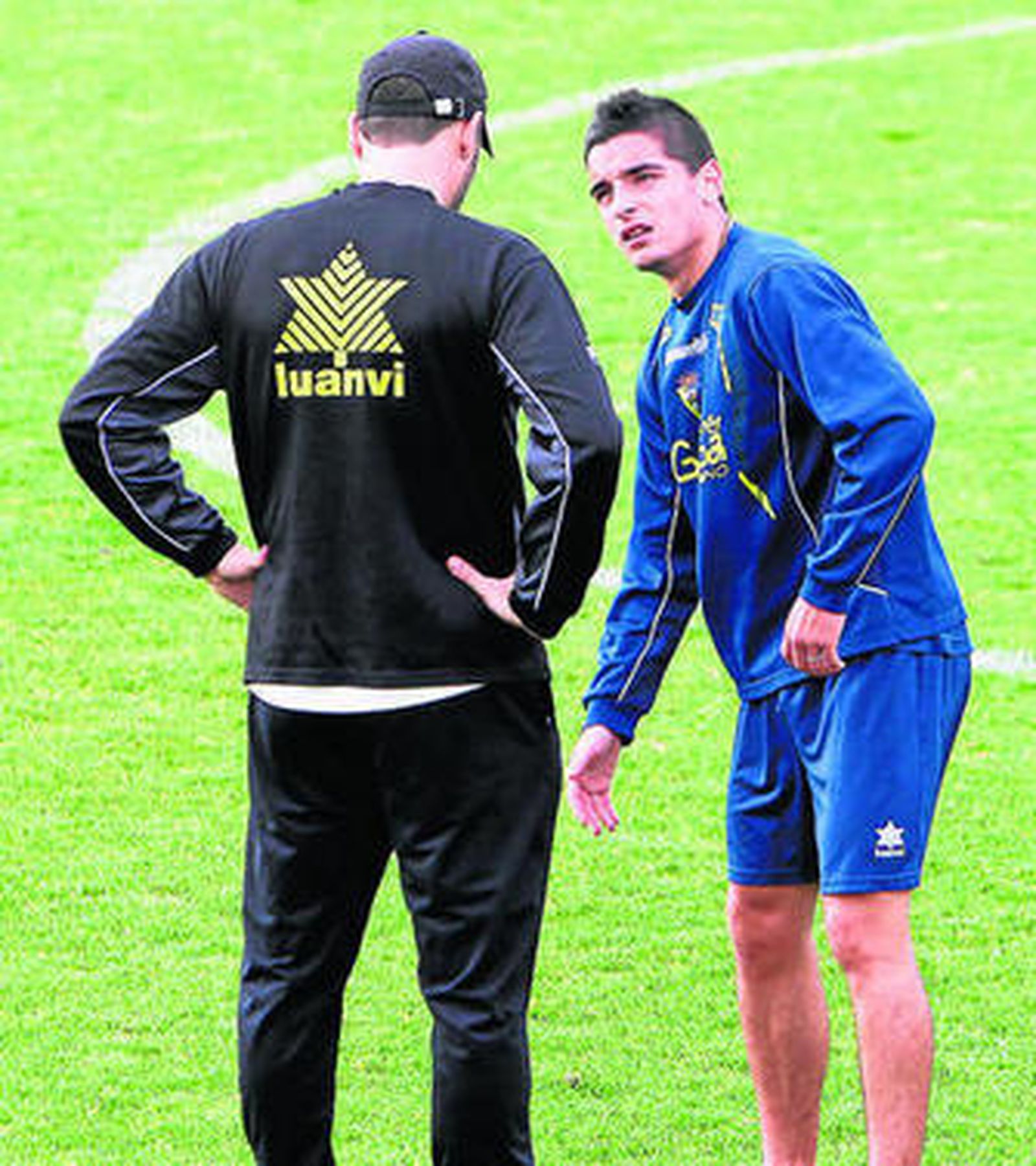 Tomás (d) charlando con Agné la campaña en que jugó 24 partidos.