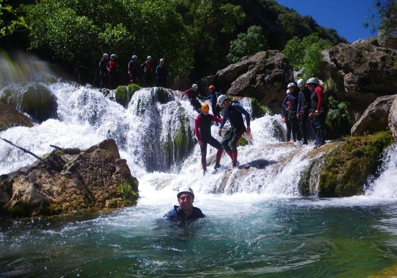 Aunque con precaución, el barranquismo es una de las actividades más divertidas para hacer en grupo.