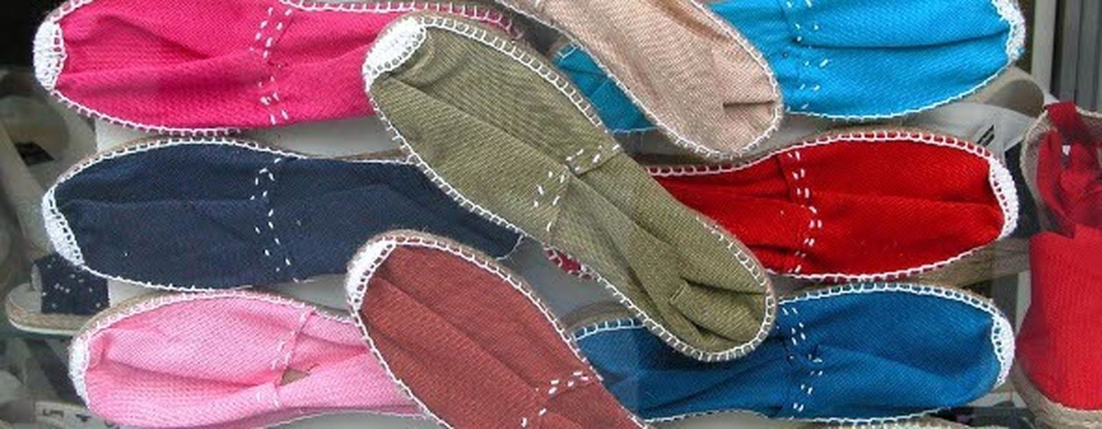 Estas cómodas zapatillas utilizadas para el trabajo en el campo han dado el salto a los armarios más refinados.