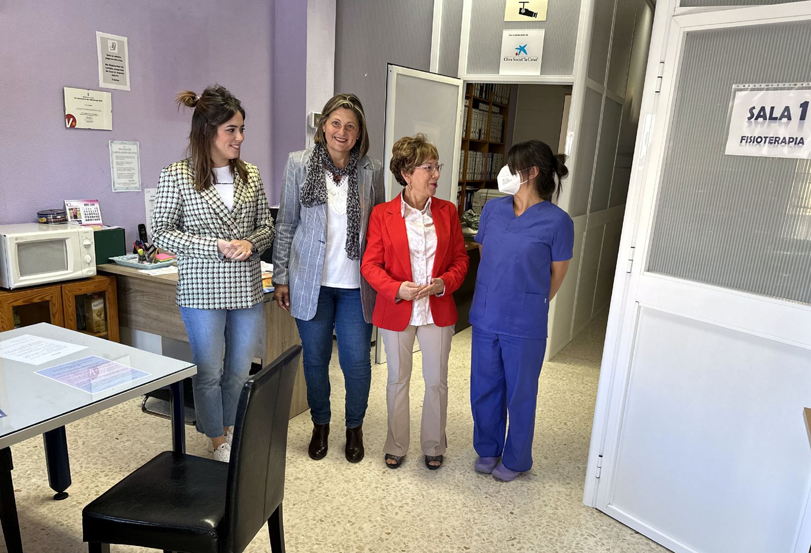La delegada de Acción Social, Carmen Collado, en Afije, con su presidenta, María del Carmen Ruíz y su trabajadora social, Ana Marín.