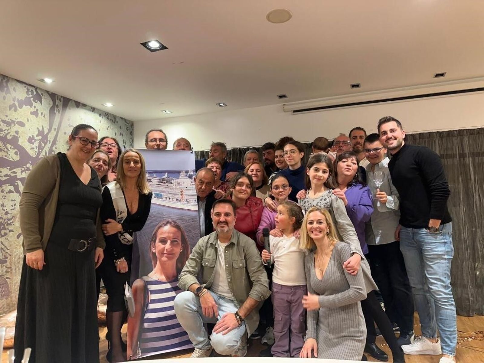 Gema Rosso con Maribel Rubiales, Antonio Rosso, José Mari Moray, Conchi Rubiales, Carlos Cortez, María Jesús Rubiales, Mame Rosso, Elizabeth Rosso, María Jesús Rubiales,  Carli Cortez, Rosa Moray, Marina Moray, Moisés Peña, Manuel Periano, Inma Ramírez, Juan Carlos Castillo, Carlos Vázquez, Carmen Vázquez, Nerea Peña, Daniela Periano y Juan Carlos Girón, durante la celebración.