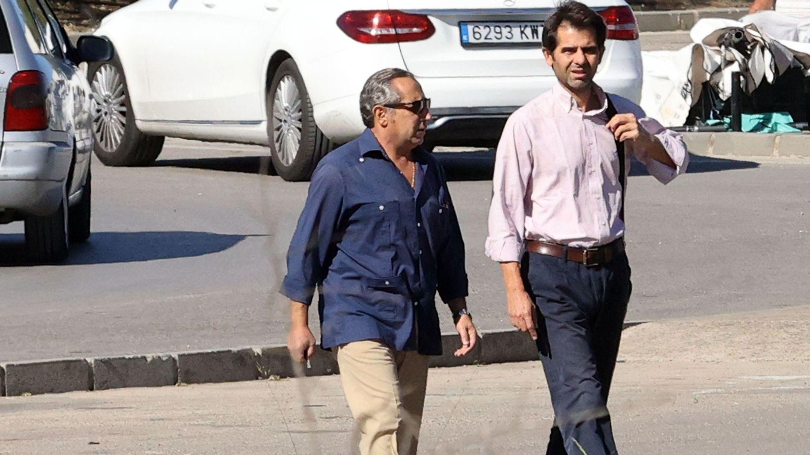 Rafael, hijo de Rafael de Paula, llega ayer lunes al tanatorio Mémora de Jerez.