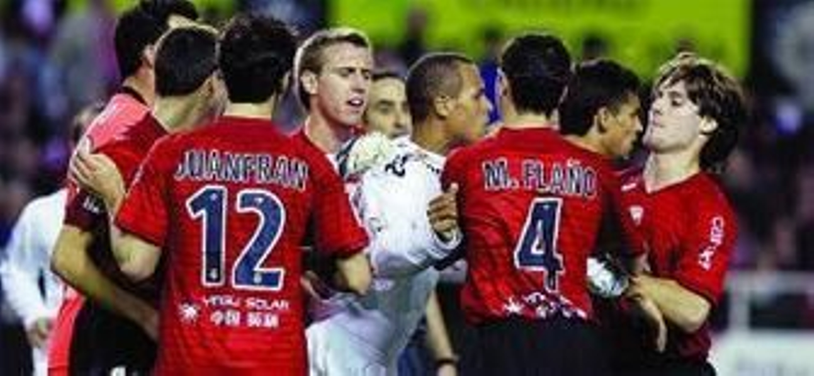 Pequeña tangana entre jugadores del Sevilla y el Osasuna.