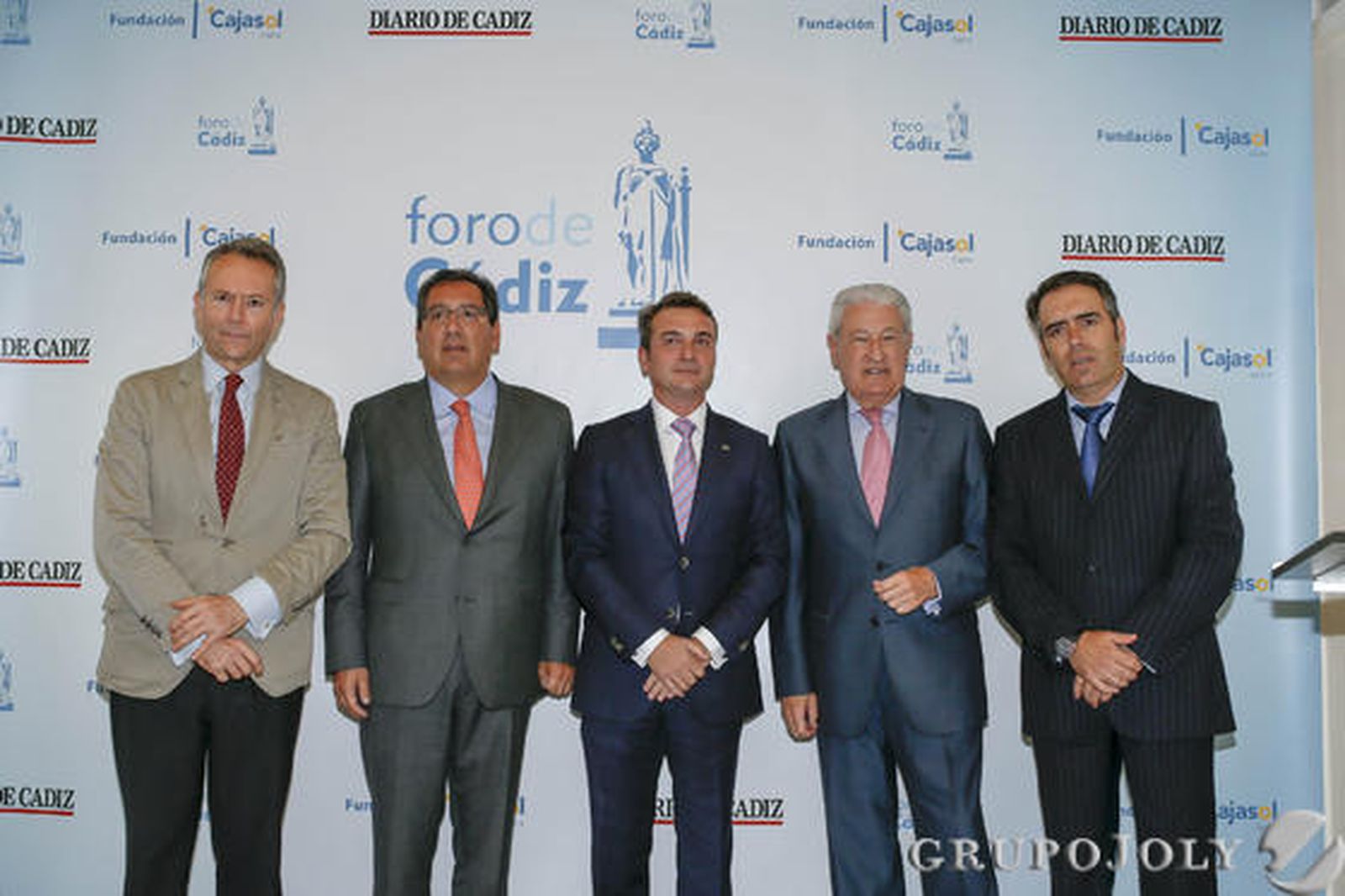 De izquierda a derecha, José Joly, Antonio Pulido, Eduardo González Mazo, Miguel Nuche y Rafael Navas, ayer en la sede de la Fundación Cajasol./Julio González