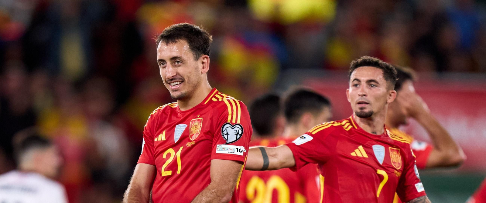 Los dos goleadores de la noche, Oyarzabal y Yeremy Pino, celebran el segundo gol del vasco.