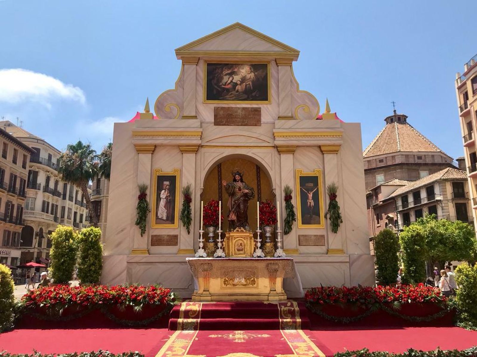 Altar de la Agrupación de Cofradías instalado en la plaza de la Constitución.