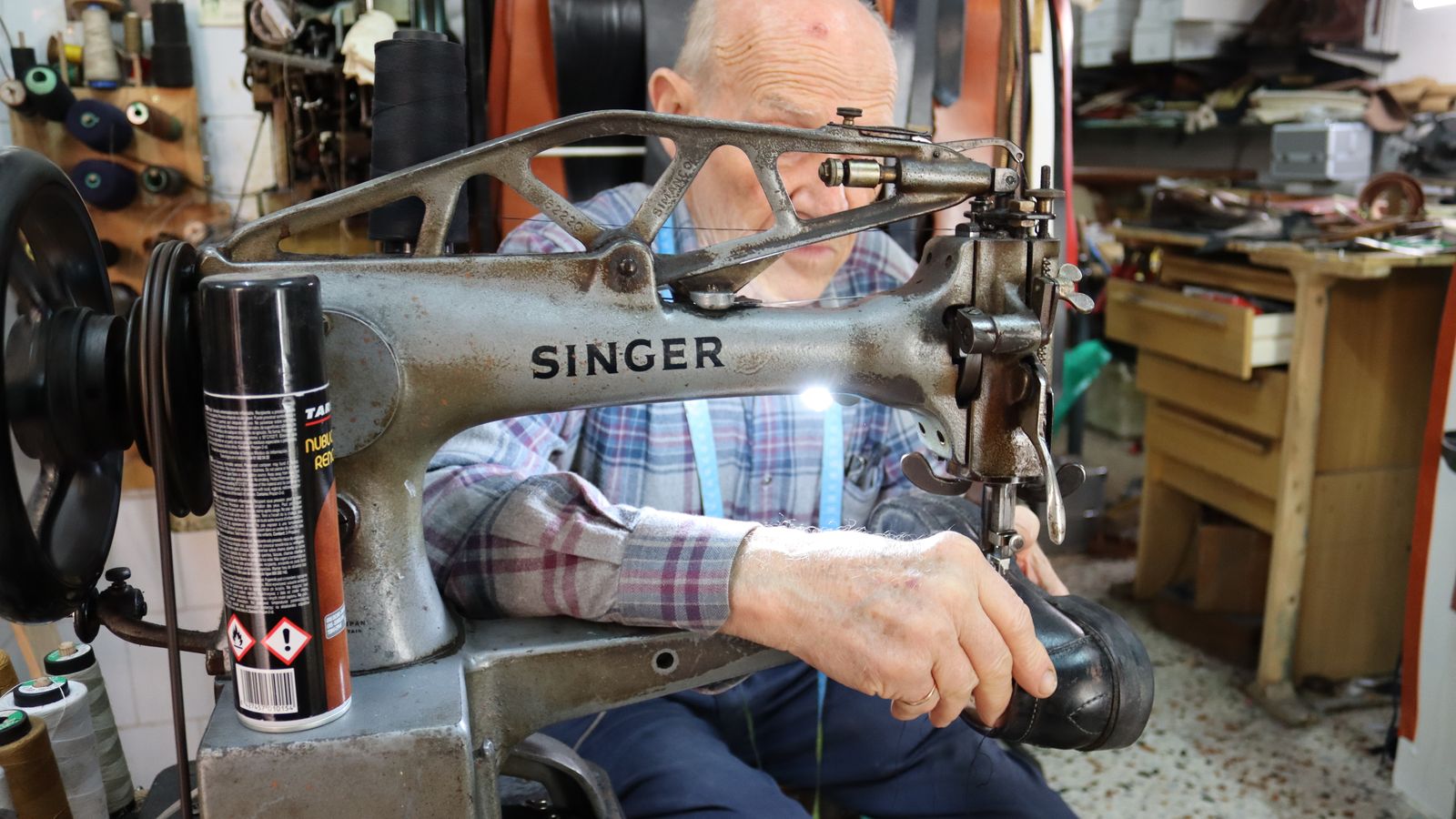 Serran con una máquina de coser.