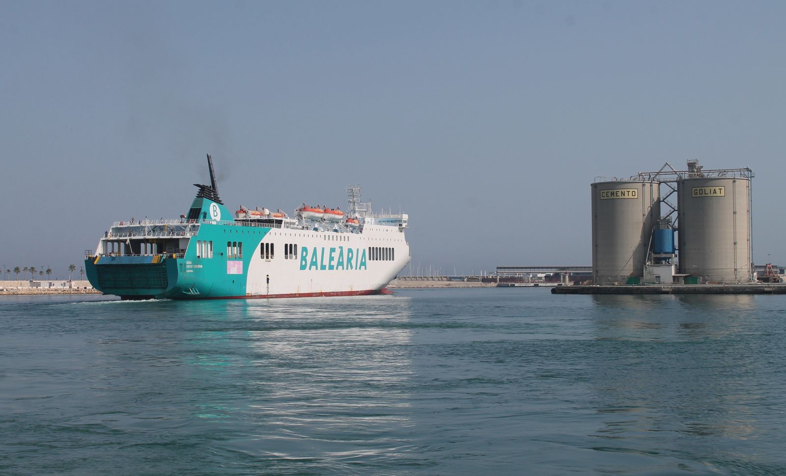 Barco de conexión marítima de Málaga con Tánger