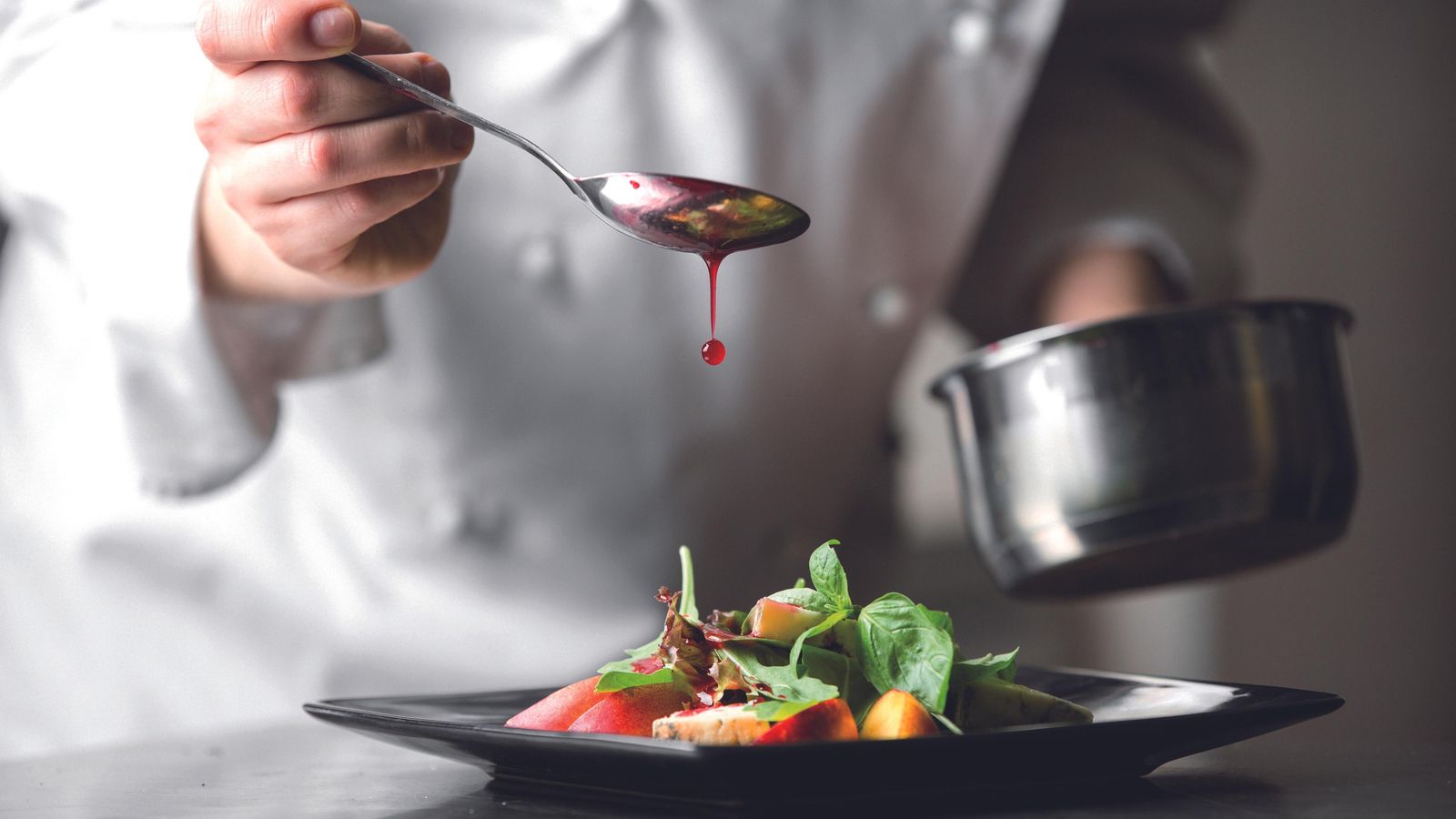Se cuida mucho la presentación de los platos, y cada vez es más usual que la comida principal se acompañe de algún aderezo.