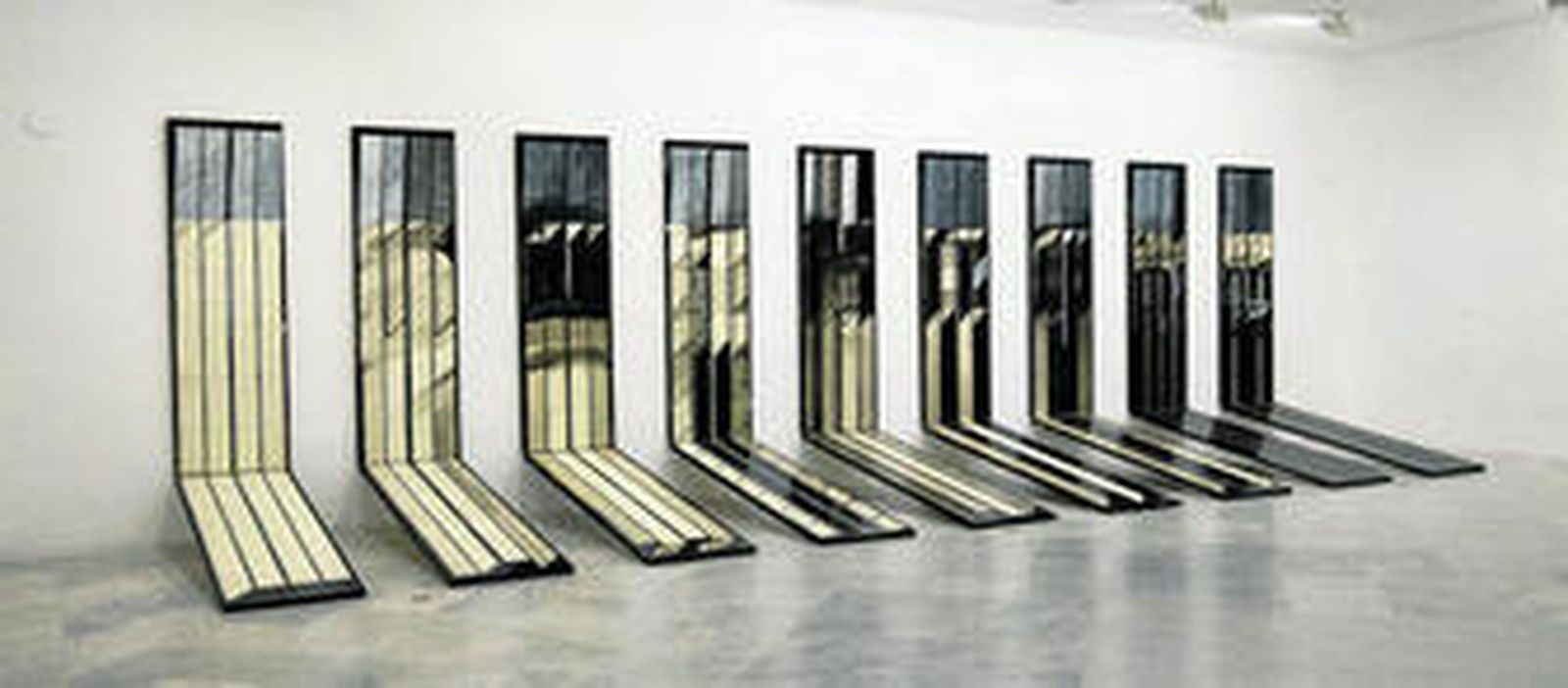 1. 'Diez Paisajes de tormenta', una obra de 1974 del arquitecto y artista plástico José Ramón Sierra, responsable de la rehabilitación del Monasterio de la Cartuja para acoger el CAAC. 2. 'La danza' (1980), otra de sus piezas incluidas en la exposición.