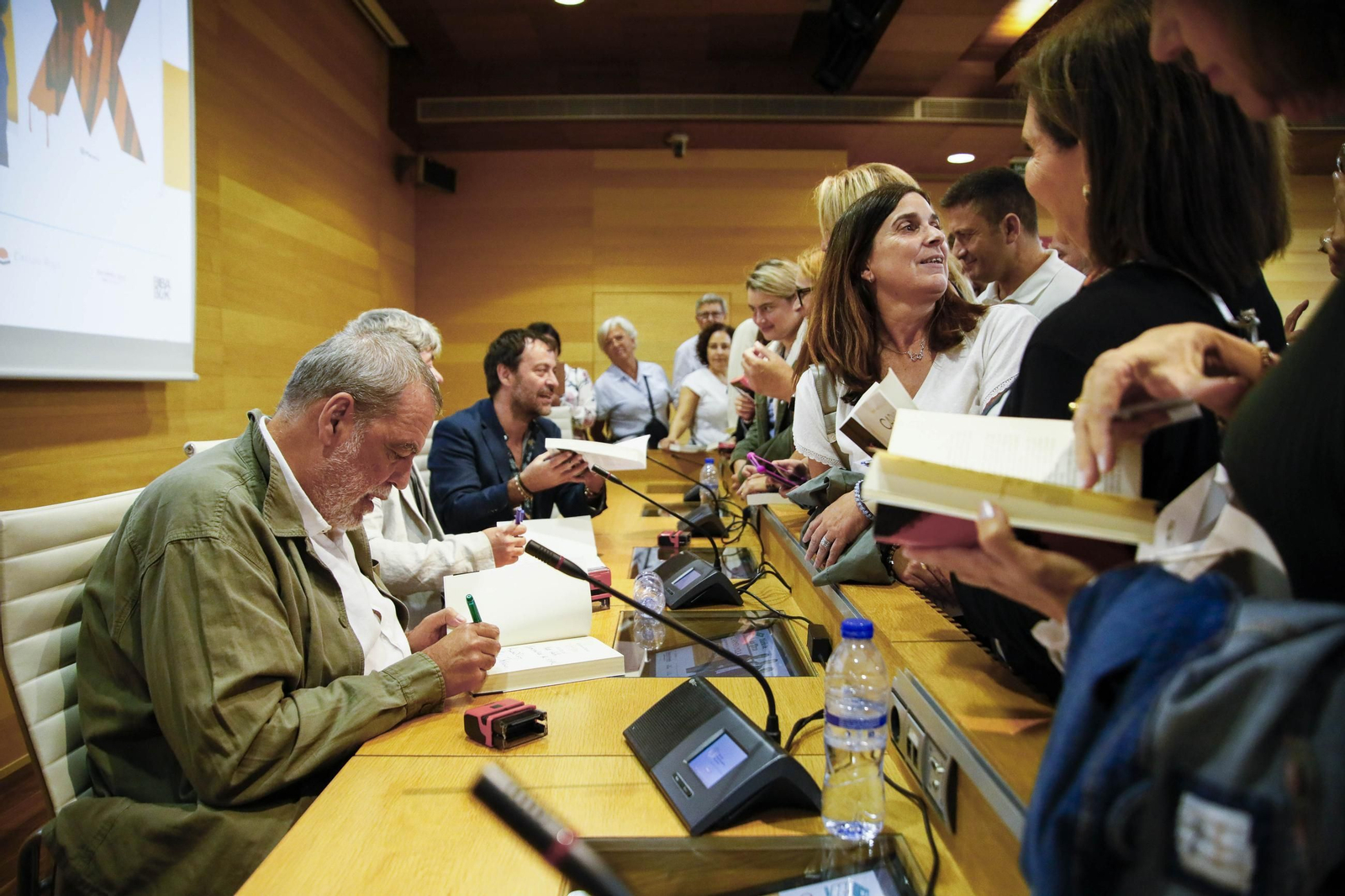 Carmen Mola presenta su libro "El clan" en la Casa de las mariposas de Almería, en imágenes