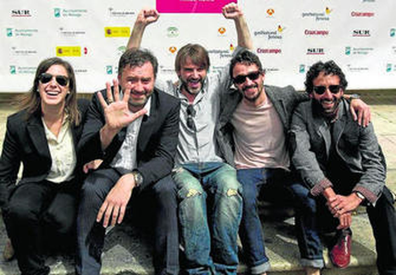 Fernando Tejero y parte del equipo posan tras conocer la victoria.