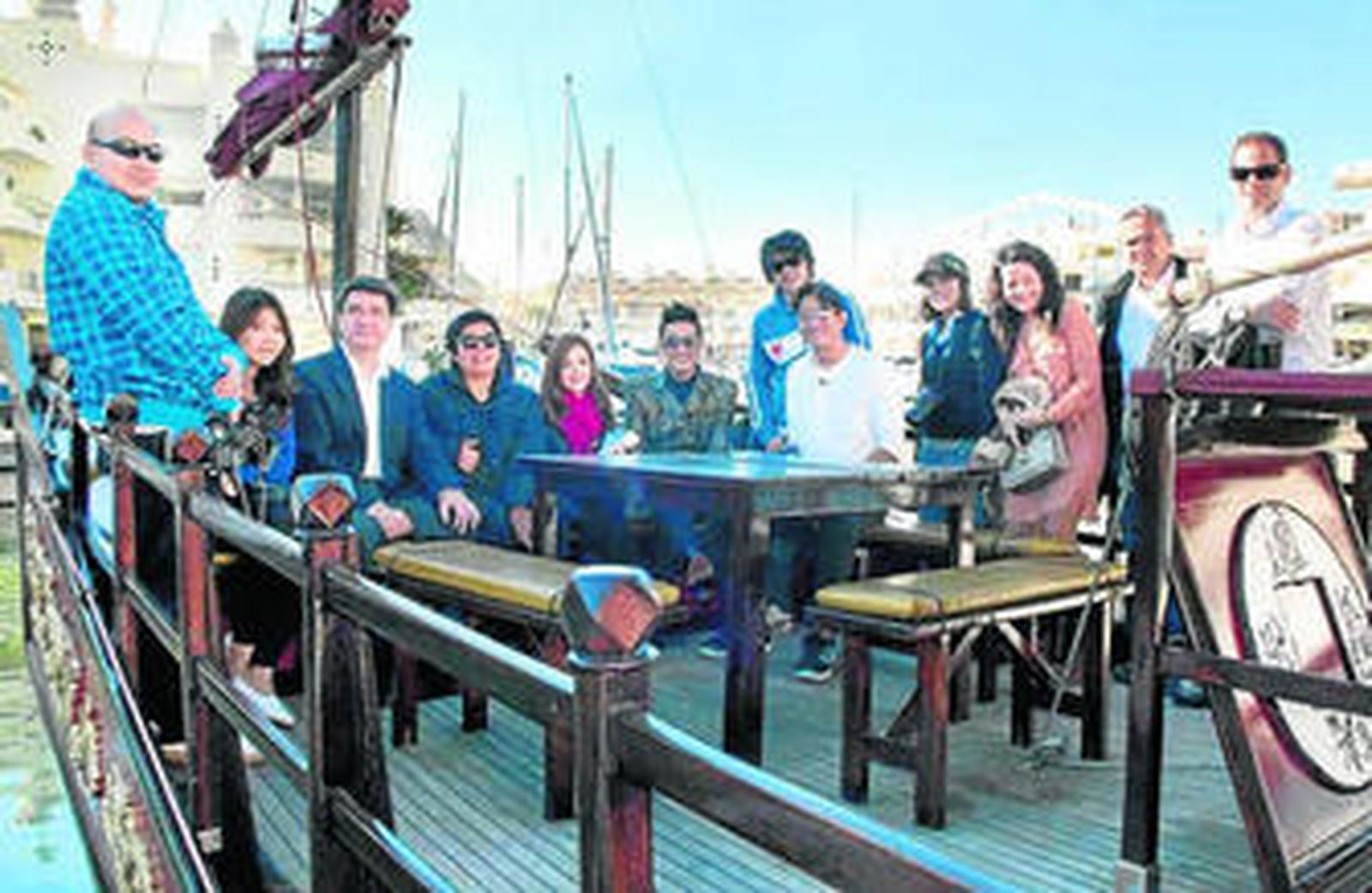 Equipo de la televisión tailandesa encargado de grabar el documental.