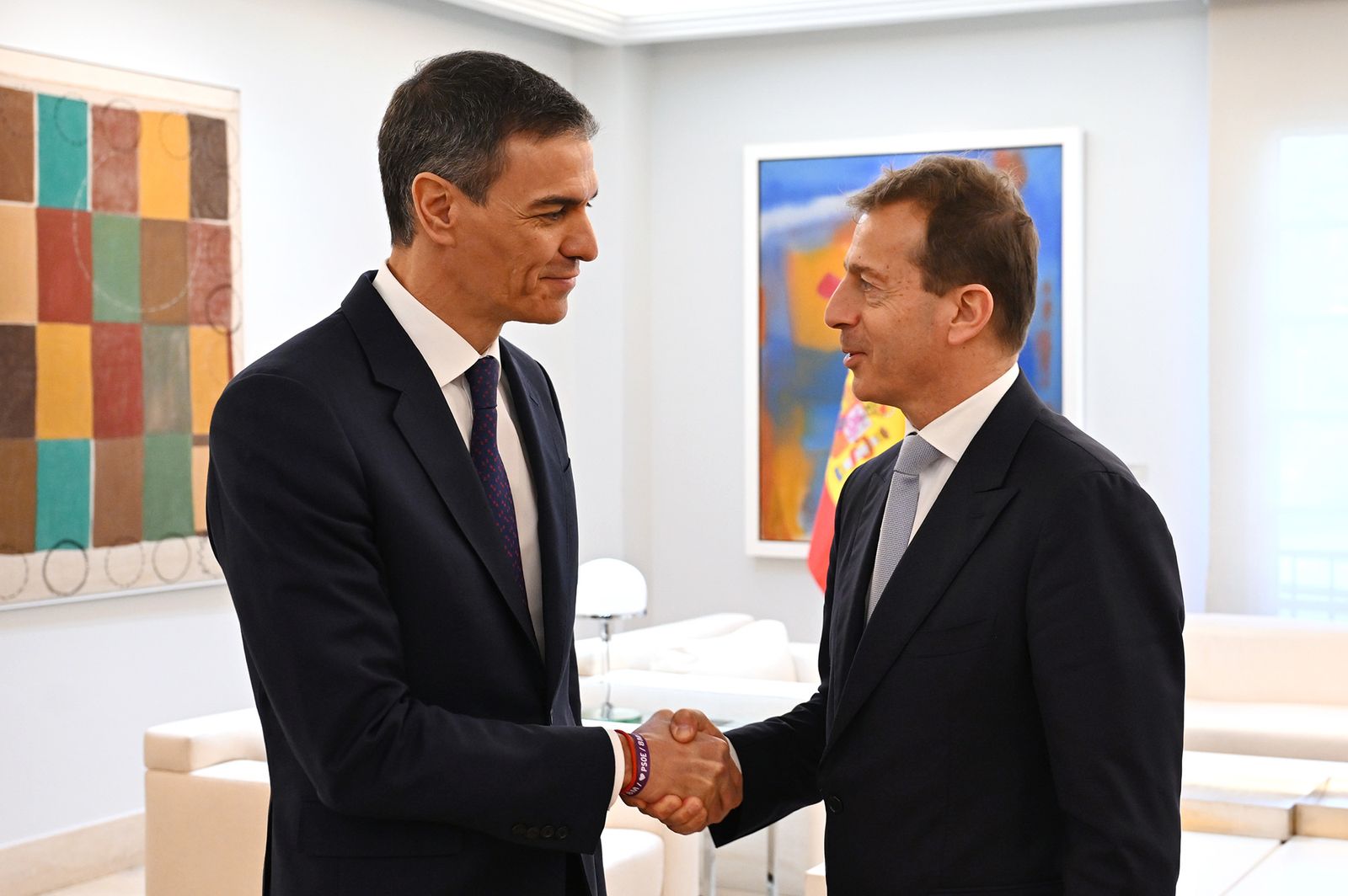 El presidente del Gobierno, Pedro Sánchez, estrecha la mano al CEO de Airbus, Guillaume Faury.