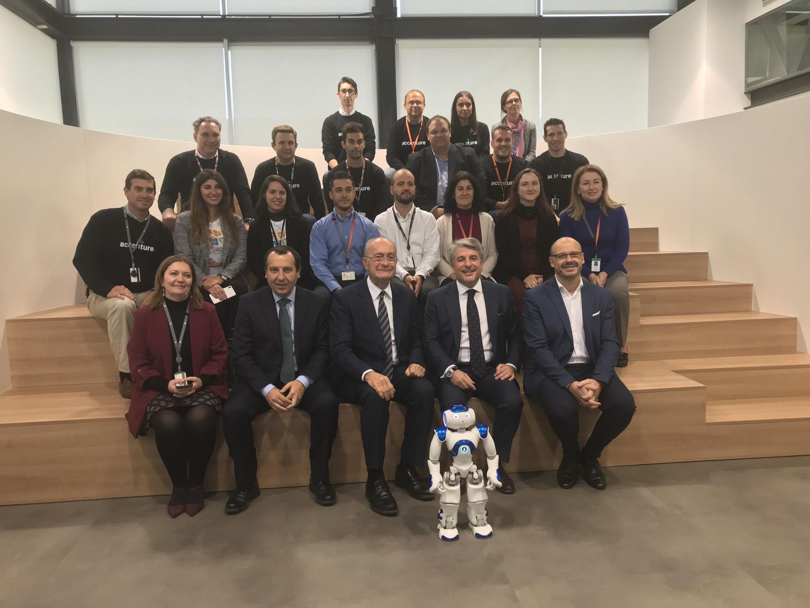 Parte del equipo de Accenture en Málaga, con su presidente, Juan Pedro Moreno a la cabeza, ayer con Francisco de la Torre y José Luis Ruiz Espejo.