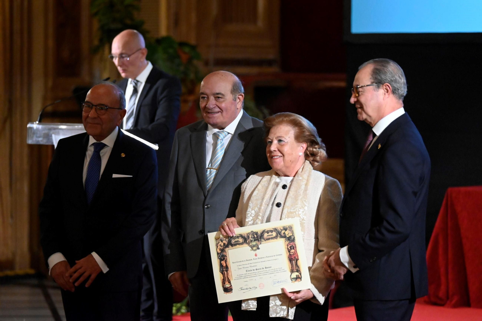 Ls imágenes de la entrega de insignias y la Medalla de Oro del Real Círculo de la Amistad de Córdoba