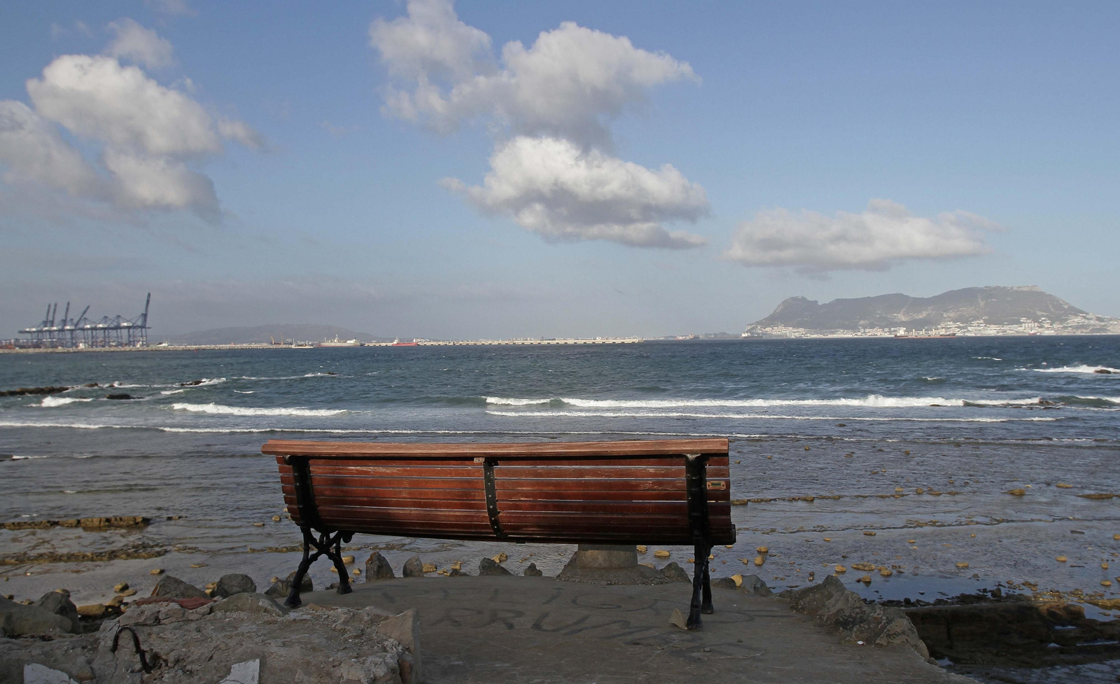 Fortín número 310 del Parque del Centenario (punta de San García, Algeciras). A pesar de encontrarse  seriamente deteriorado y con riesgo de desplome, en 2016 se le colocó un banco en el techo, para que la ciudadanía  pudiese contemplar, plácidamente, el bello paisaje de la bahía de Algeciras.