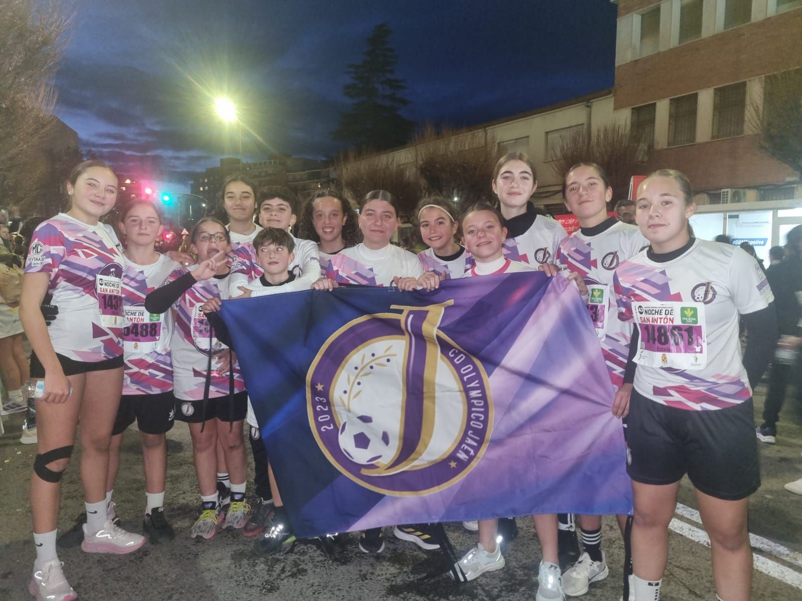 En imágenes: 2.000 atletas brillan con luz propia en la infantil de la Carrera de San Antón 2026