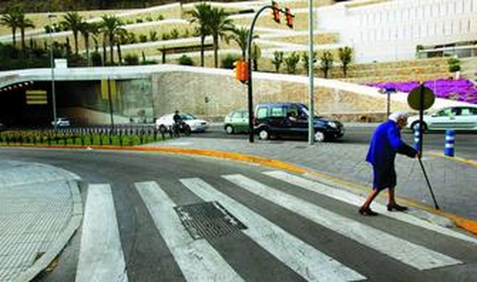 El lema que reza en esta entrada del túnel no es el nombre de 'Málaga' en fenicio: es la advertencia que clavó Dante en la puerta del Infierno.