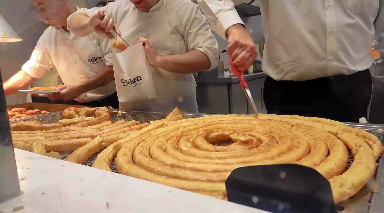 Los mejores churros de la ciudad con más de sesenta años de solera están en Cafetería Colón.