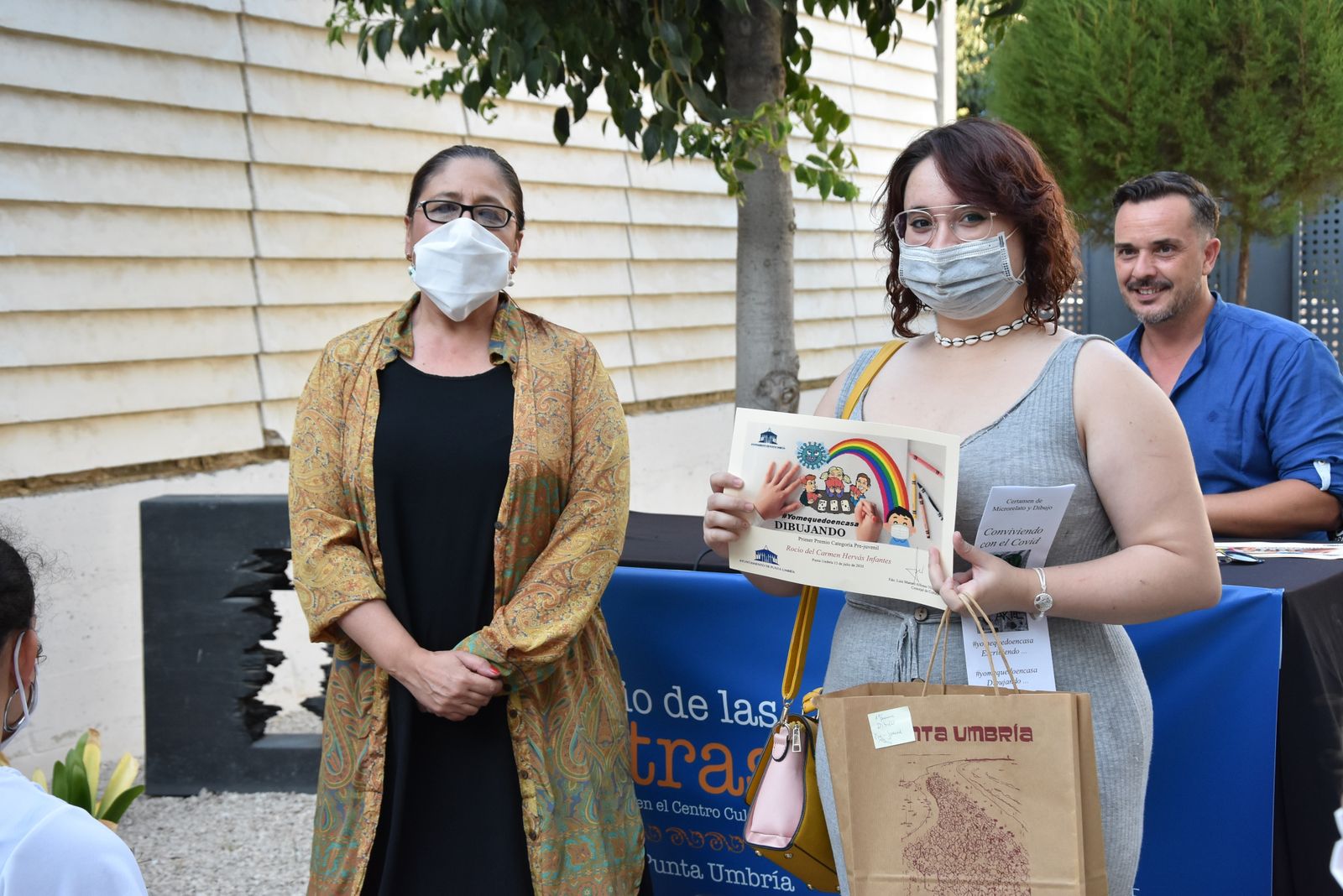 Aurora Águedo entrega los diplomas a los ganadores del certamen.