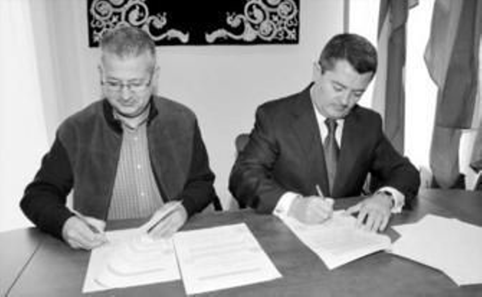 El alcalde de Alcaracejos y el subdelegado del Gobierno firmaron ayer el convenio.