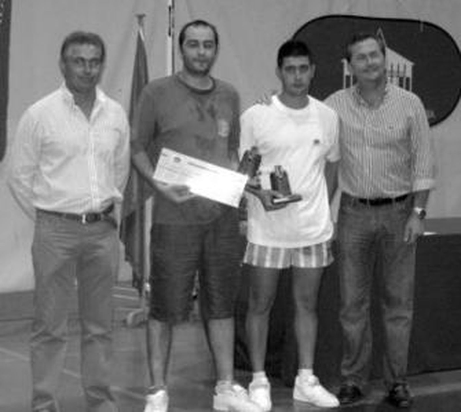 La pareja ganadora (en el centro), junto al alcalde de Punta (derecha).