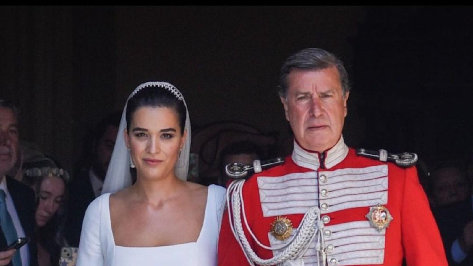 Bárbara Mirjan y Cayetano Martínez de Irujo al salir del templo