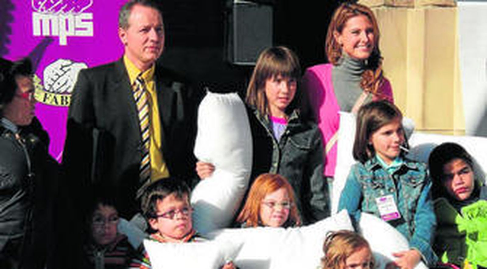 Jordi Cruz junto a otros integrantes de la asociación en el día mundial de las mucopolisacaridosis.