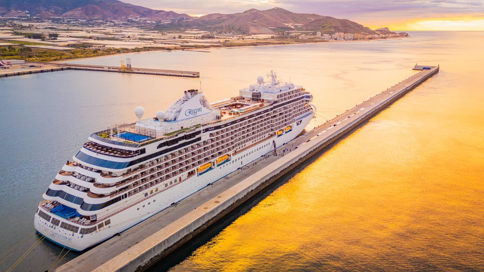Así ha sido la visita del crucero Seven Seas Splendor al puerto de Motril, a vista de dron