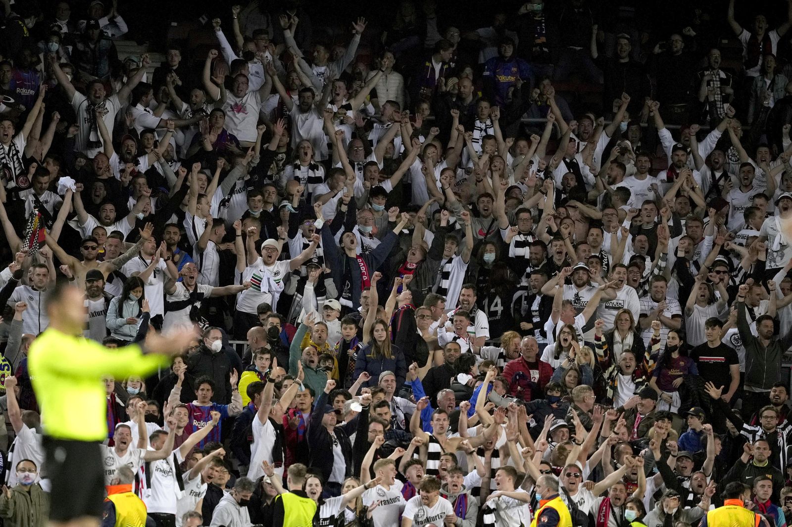 Aficionados del Eintracht en el Camp Nou el pasado jueves.