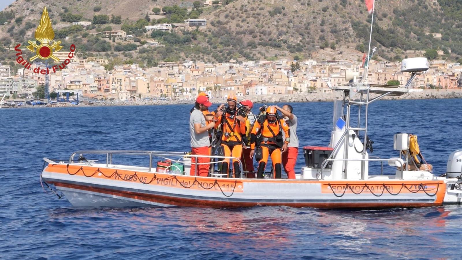 Operativo de búsqueda de los desaparecidos en el naufragio del yate.