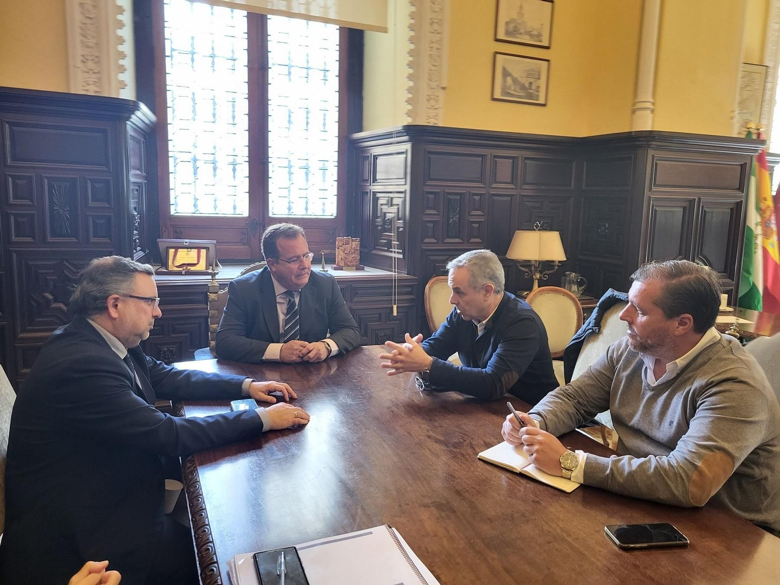 Juan Carlos Cabrera reunido con los representantes de la patronal hostelera.