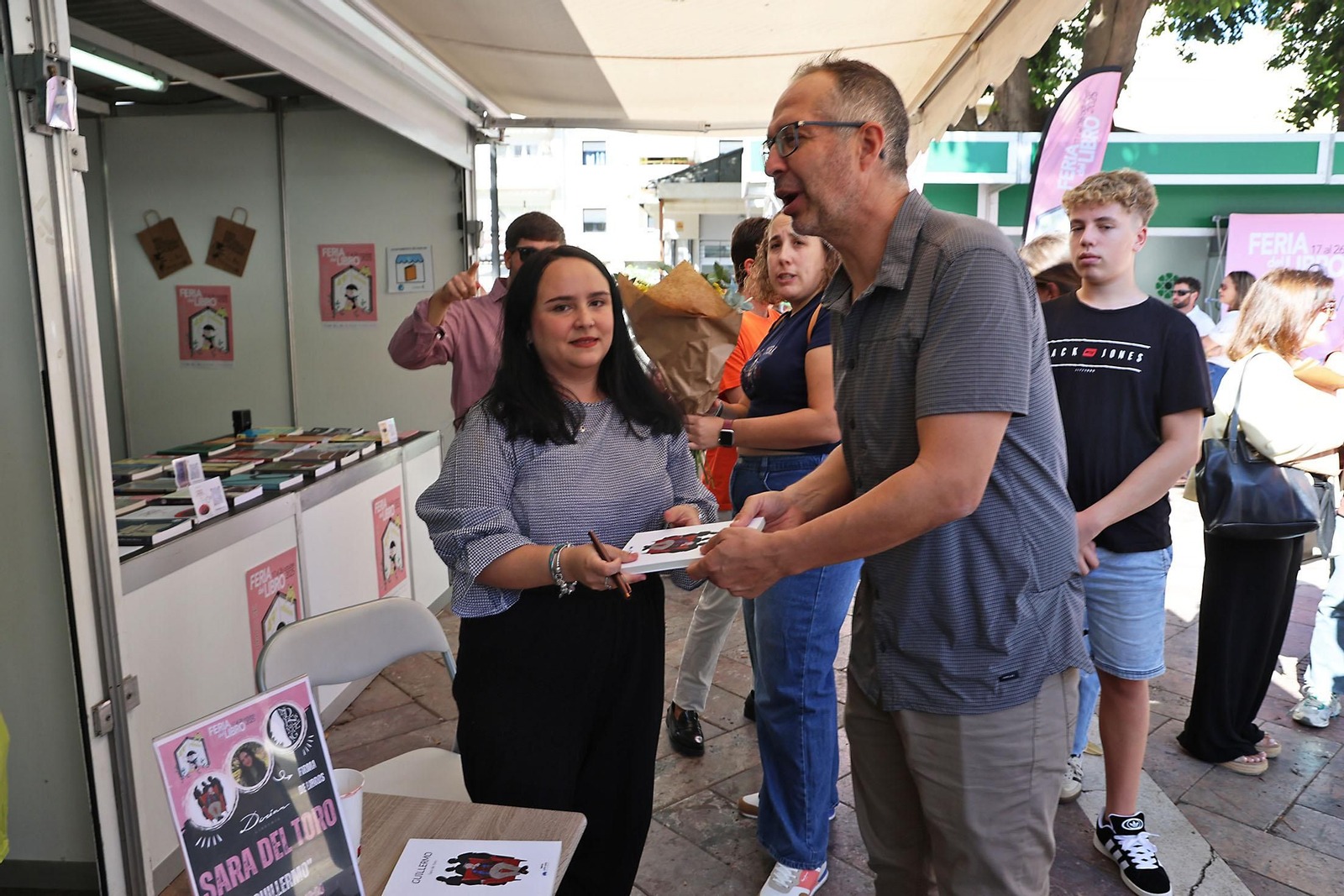 Imágenes del ambiente en la Feria del Libro de Huelva