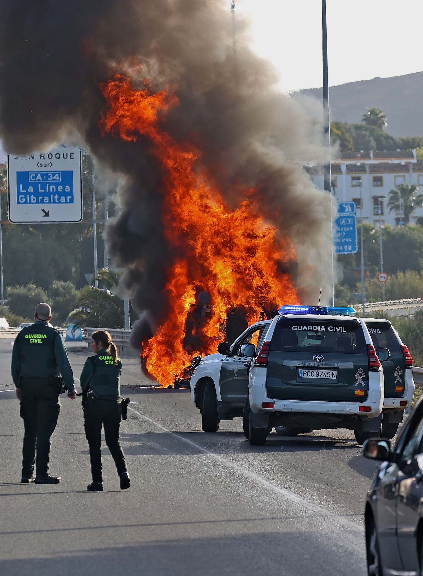 Imágenes del incendio de la grúa que colapsa de nuevo la A7