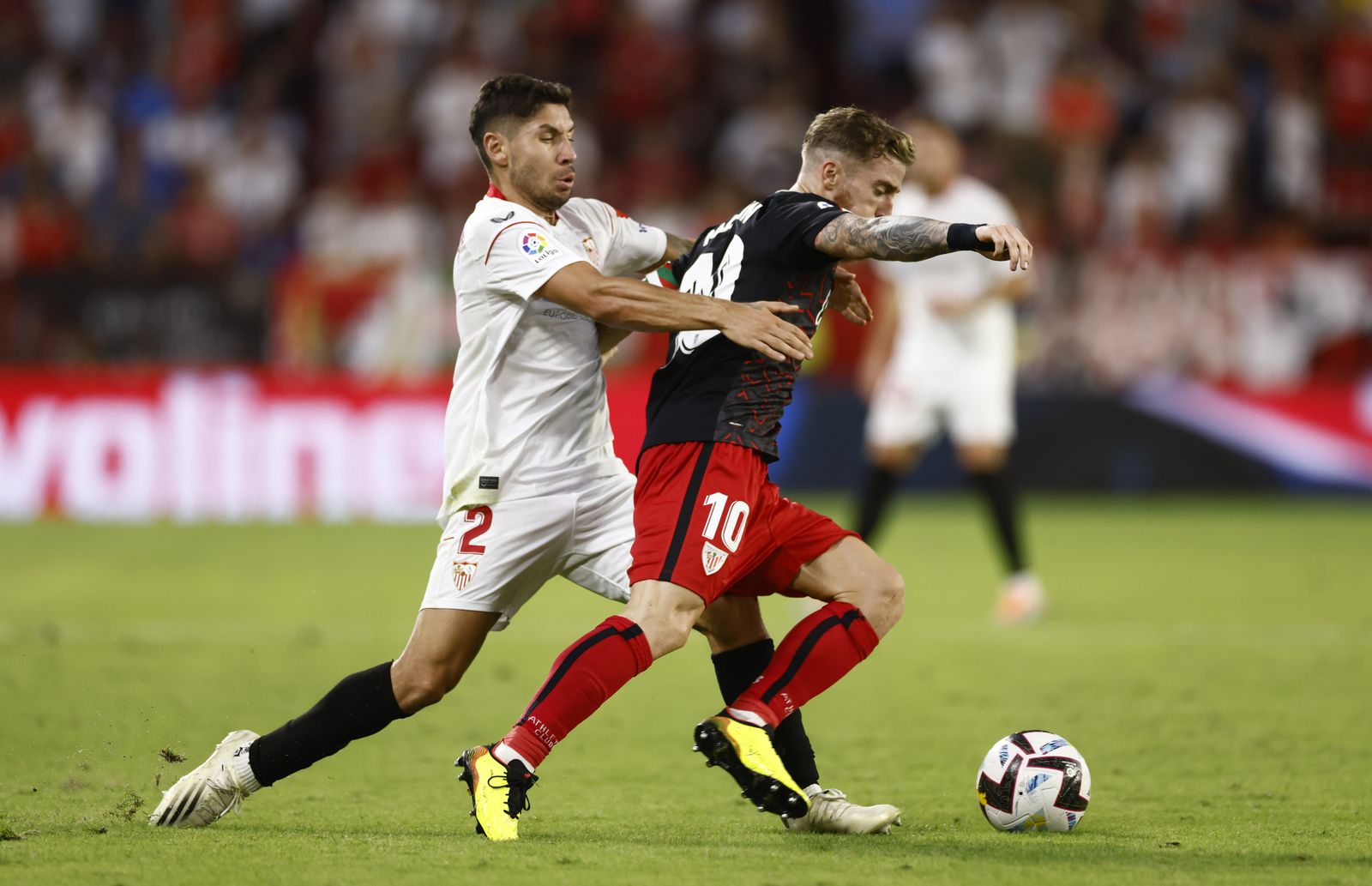 El argentino Montiel trata de frenar a Muniain.