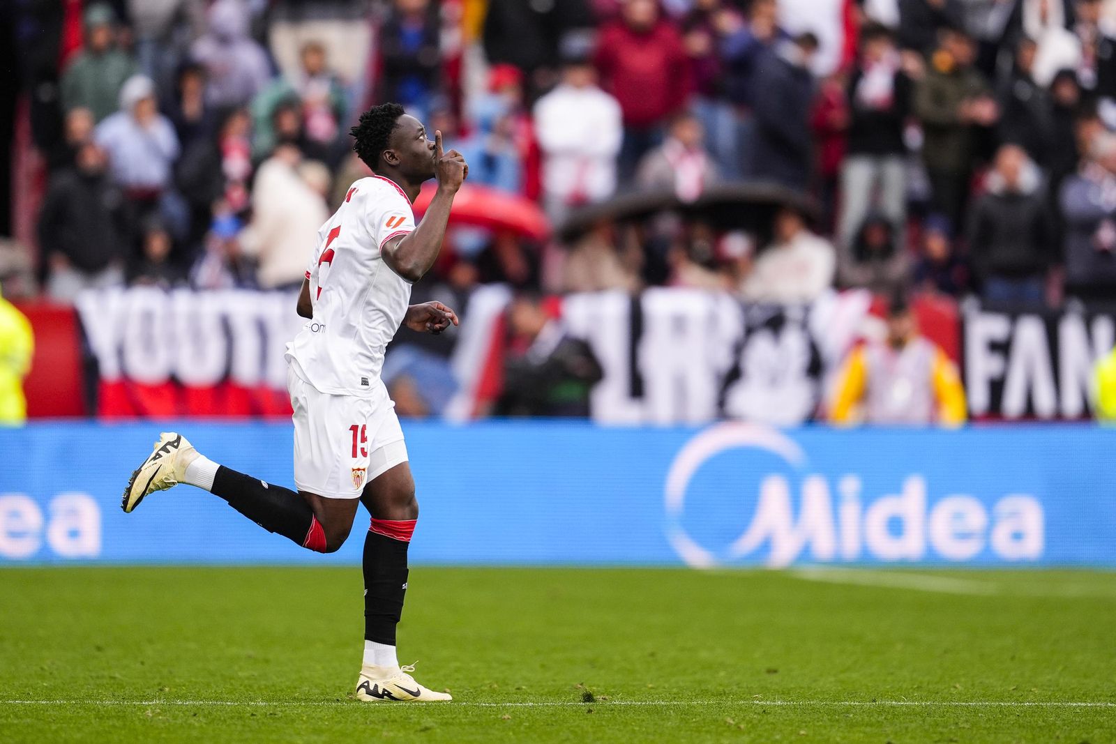 Akor Adams debutando en el Ramón Sánchez-Pizjuán