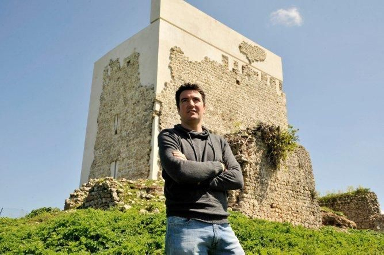 Carlos Quevedo posa ante la torre de homenaje del Castillo de Matrera