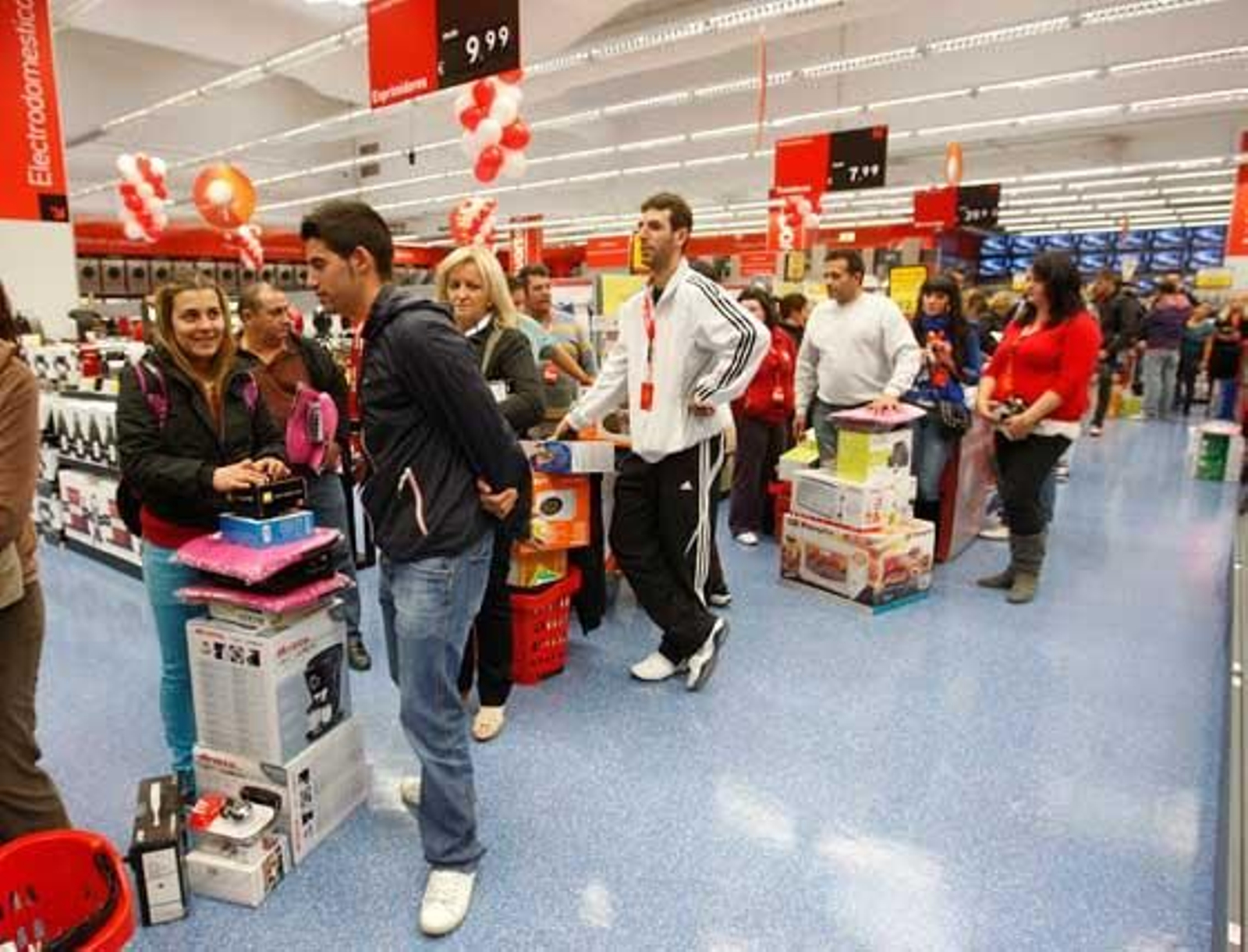 Colas en Worten, poco después de abrir sus puertas.

Foto: juan carlos toro